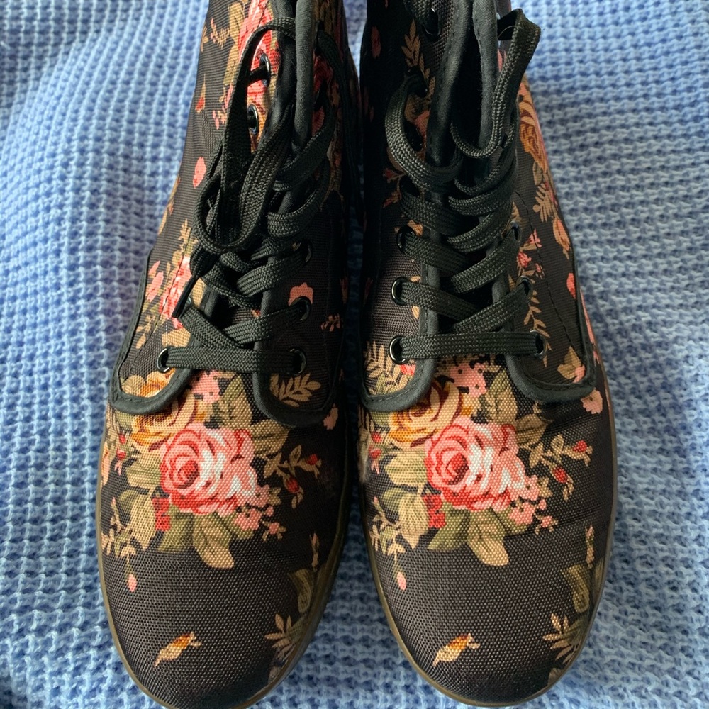 BNIB Dr. Martens Shoreditch Women’s Floral Boots